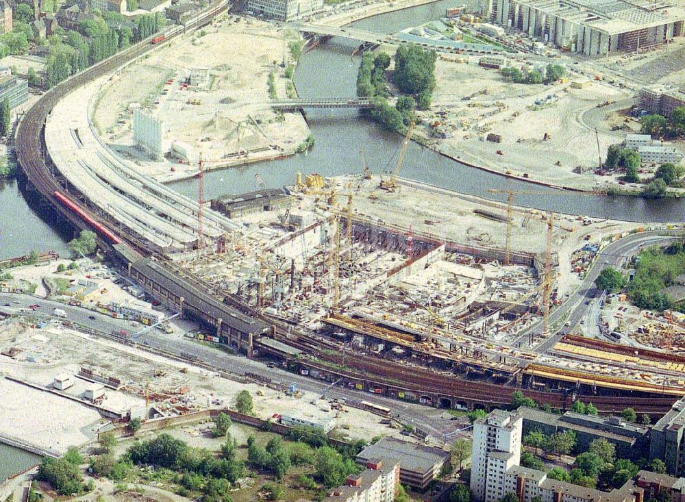 Berlin - Tiergarten aus der Vogelperspektive: Neubau des Lehrter Bahnhofes am Spreebogen / Regierungsviertel in Berlin - Tiergarten.