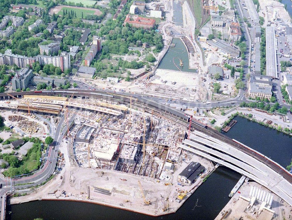 Luftaufnahme Berlin - Tiergarten - Neubau des Lehrter Bahnhofes am Spreebogen / Regierungsviertel in Berlin - Tiergarten.