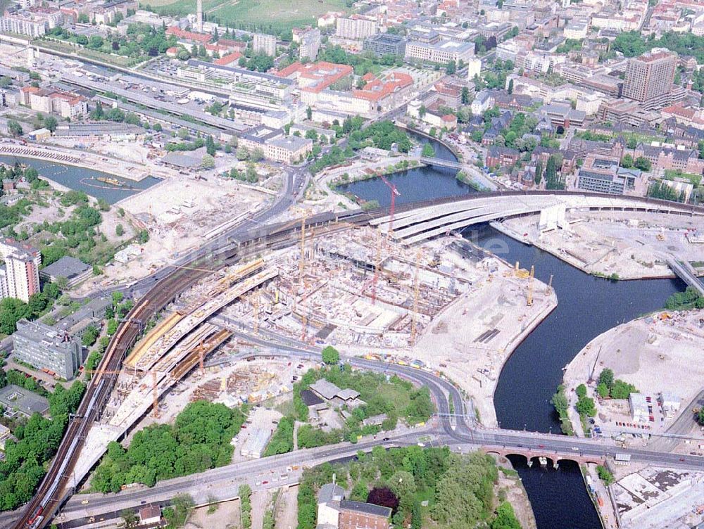 Berlin - Tiergarten aus der Vogelperspektive: Neubau des Lehrter Bahnhofes am Spreebogen / Regierungsviertel in Berlin - Tiergarten.