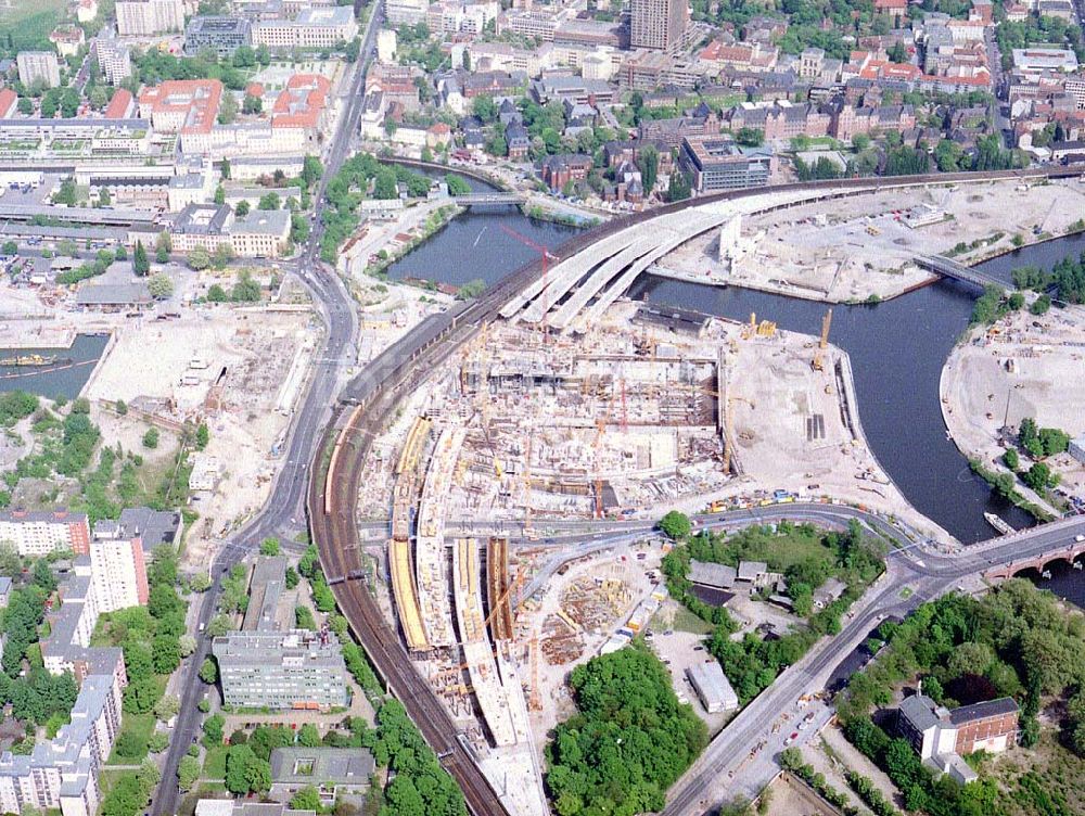 Luftbild Berlin - Tiergarten - Neubau des Lehrter Bahnhofes am Spreebogen / Regierungsviertel in Berlin - Tiergarten.