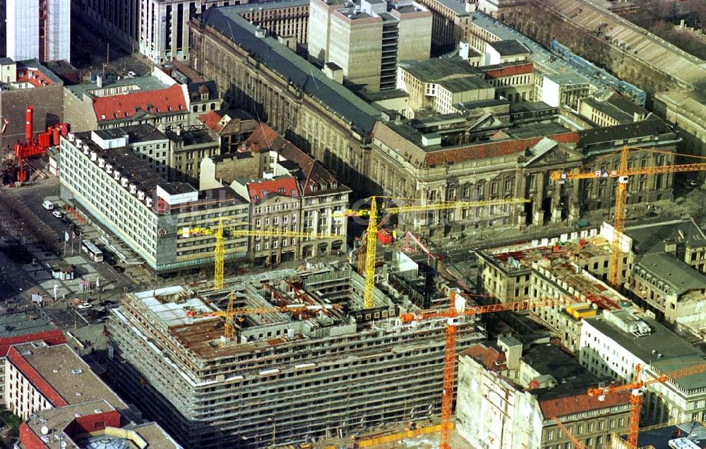 Luftaufnahme Berlin - 02.04.1995 Neubau Linden-Corso Unter den Linden in Berlin-Mitte