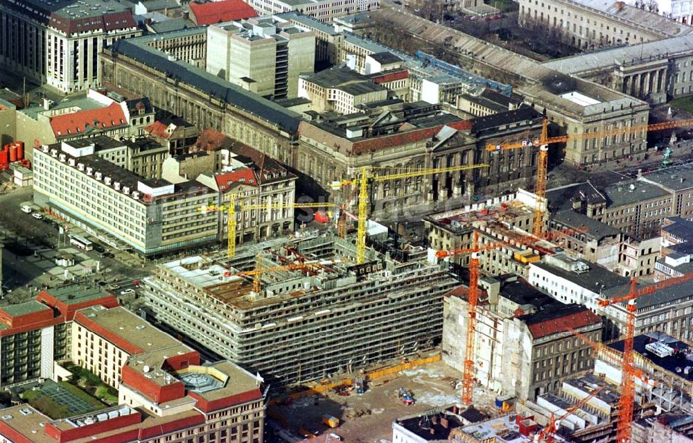 Berlin von oben - 02.04.1995 Neubau Linden-Corso Unter den Linden in Berlin-Mitte