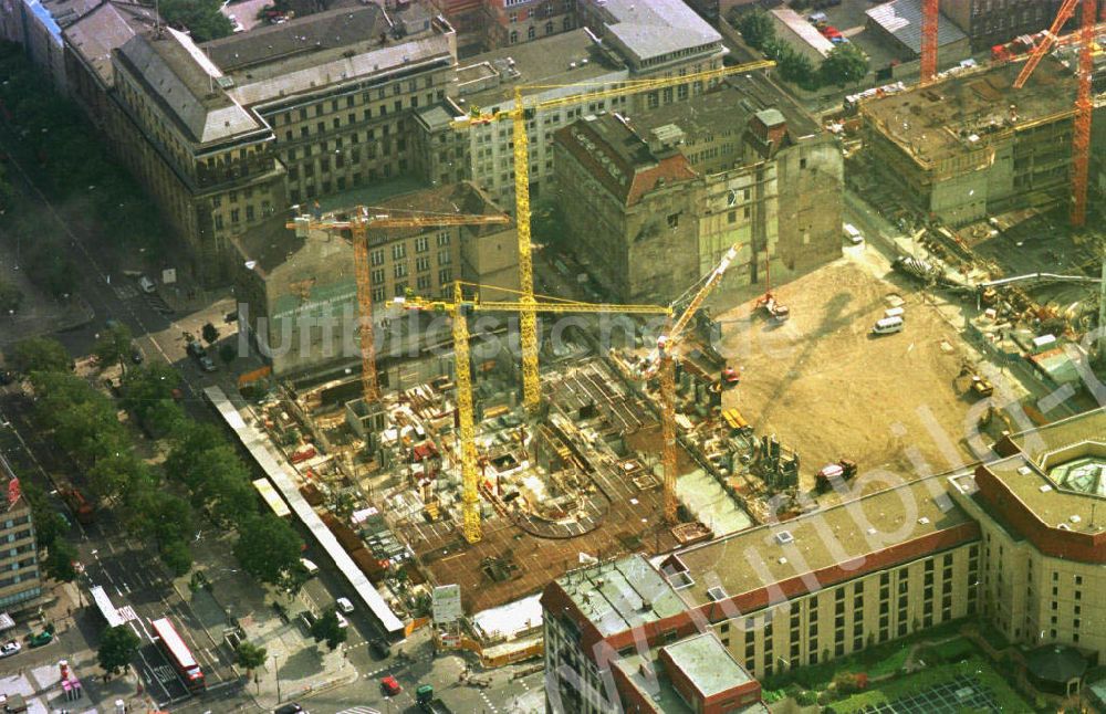 Berlin / Mitte aus der Vogelperspektive: 01.10.94 Neubau Lindenkorso unter den Linden Berlin Mitte