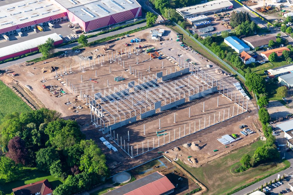 Essingen von oben - Neubau des Logistikzentrums der Garten- und Baumarktkette Hornbach in Essingen im Bundesland Rheinland-Pfalz, Deutschland