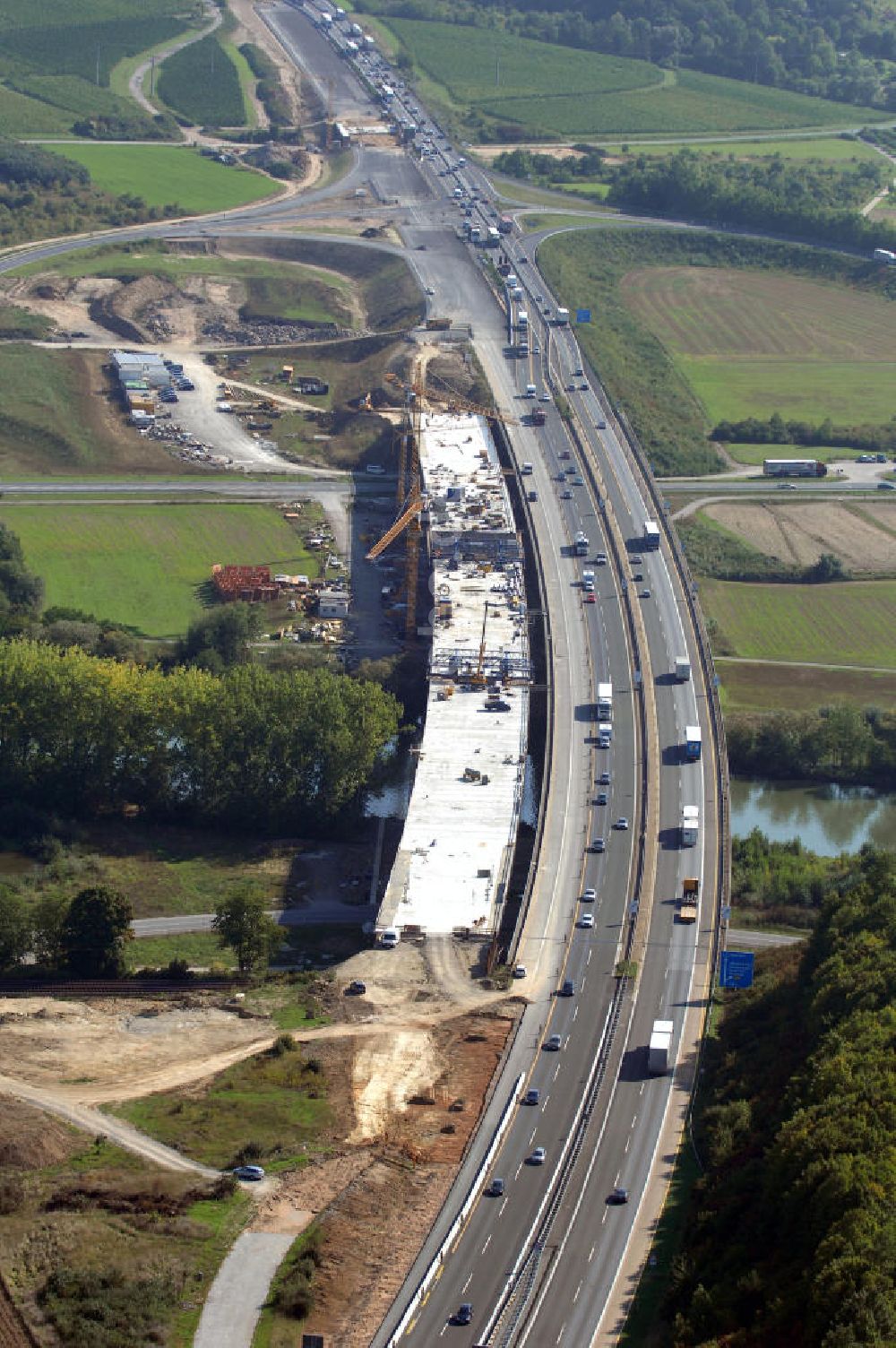 Luftaufnahme Randersacker - Neubau der Mainbrücke der A3 bei Randersacker über den Main