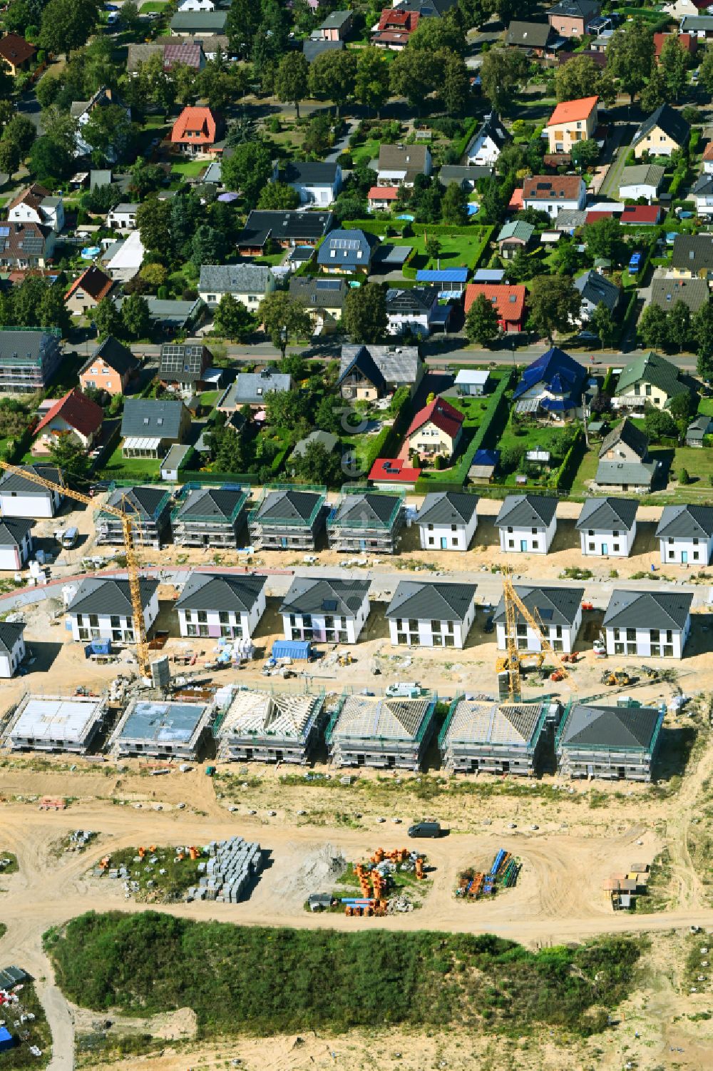 Ahrensfelde von oben - Neubau einer Mehrfamilienhaus-Wohnanlage Ahrensfelder Obstwiesen in Ahrensfelde im Bundesland Brandenburg, Deutschland