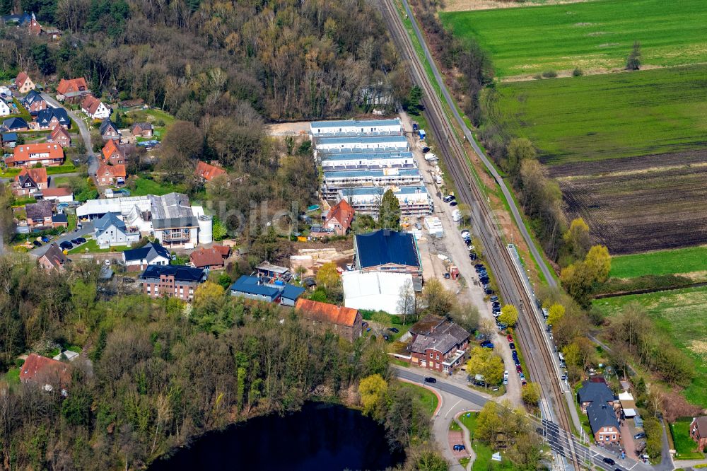 Dollern von oben - Neubau einer Mehrfamilienhaus-Wohnanlage An der Bahn in Dollern im Bundesland Niedersachsen, Deutschland