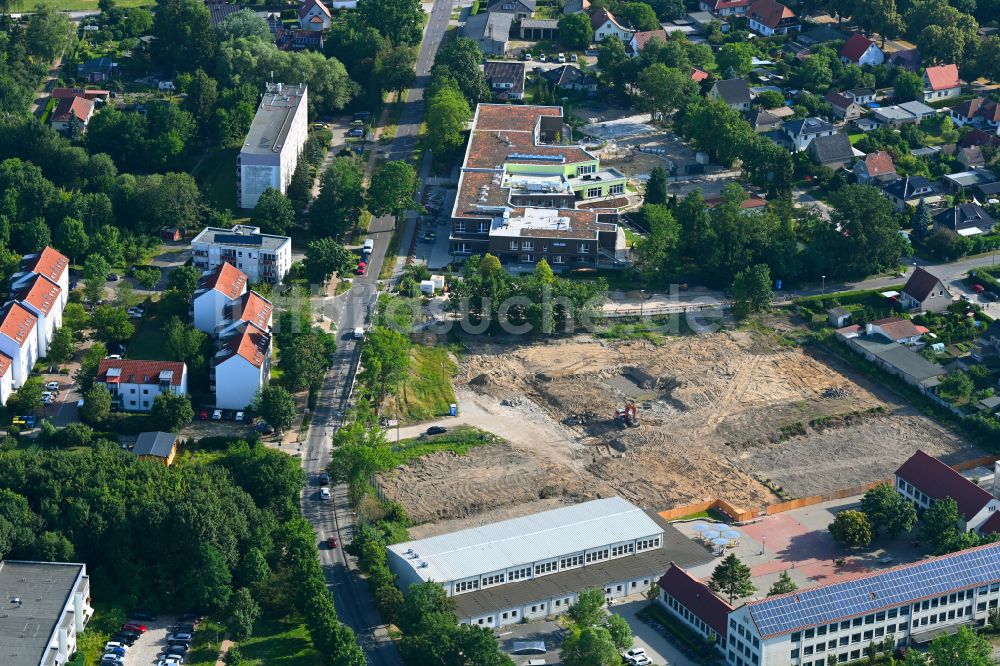 Bernau aus der Vogelperspektive: Neubau einer Mehrfamilienhaus-Wohnanlage in Bernau im Bundesland Brandenburg, Deutschland