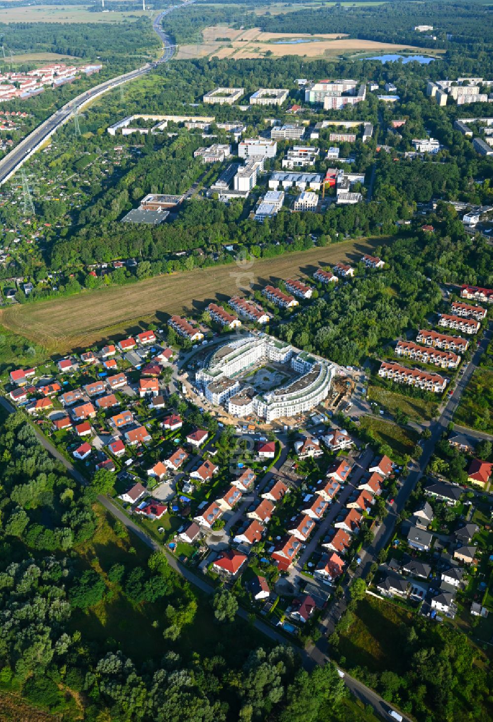 Luftaufnahme Schwanebeck - Neubau einer Mehrfamilienhaus-Wohnanlage Am Eichenring in Schwanebeck im Bundesland Brandenburg, Deutschland