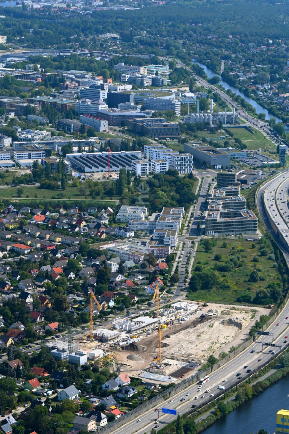 Berlin von oben - Neubau einer Mehrfamilienhaus-Wohnanlage am Eisenhutweg in Berlin, Deutschland