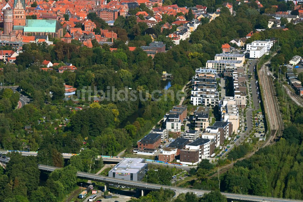 Lüneburg aus der Vogelperspektive: Neubau einer Mehrfamilienhaus-Wohnanlage Ilmenaugarten in Lüneburg im Bundesland Niedersachsen, Deutschland