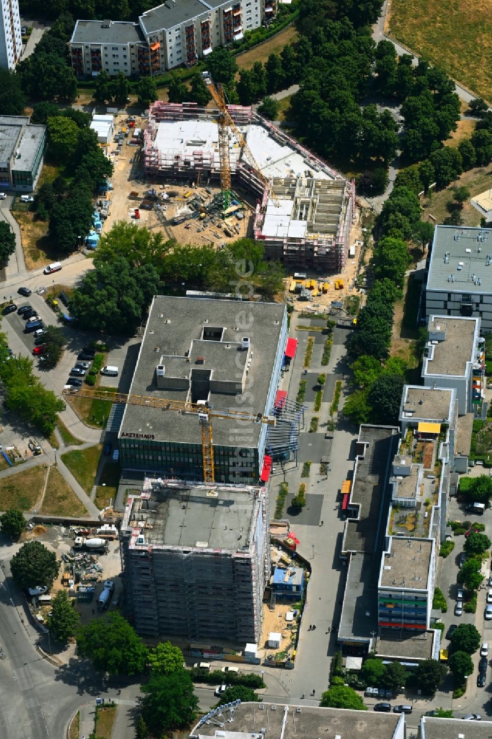 Luftaufnahme Berlin - Neubau einer Mehrfamilienhaus-Wohnanlage an der Karl-Holtz-Straße im Ortsteil Marzahn in Berlin, Deutschland