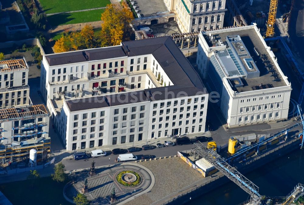 Berlin von oben - Neubau einer Mehrfamilienhaus-Wohnanlage der MVV GmbH & Co. KG am Schinkelplatz in Berlin