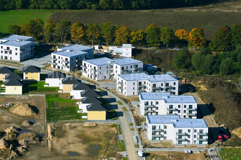 Biesenthal von oben - Neubau einer Mehrfamilienhaus-Wohnanlage Naturquartier in Biesenthal im Bundesland Brandenburg, Deutschland