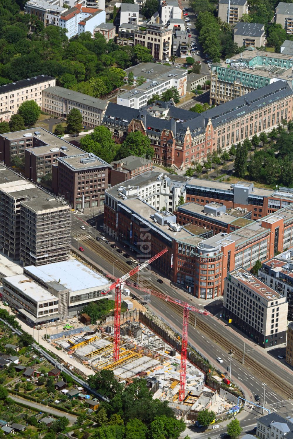 Leipzig von oben - Neubau einer Mehrfamilienhaus-Wohnanlage an der Prager Straße Ecke Johannisallee in Leipzig im Bundesland Sachsen, Deutschland