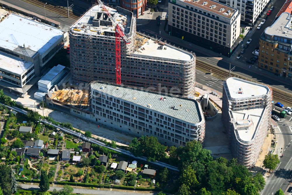 Luftaufnahme Leipzig - Neubau einer Mehrfamilienhaus-Wohnanlage an der Prager Straße Ecke Johannisallee in Leipzig im Bundesland Sachsen, Deutschland