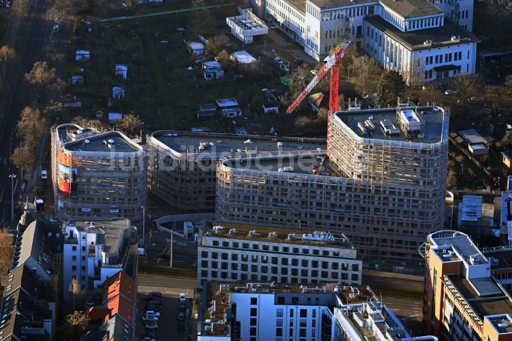 Luftaufnahme Leipzig - Neubau einer Mehrfamilienhaus-Wohnanlage an der Prager Straße Ecke Johannisallee in Leipzig im Bundesland Sachsen, Deutschland