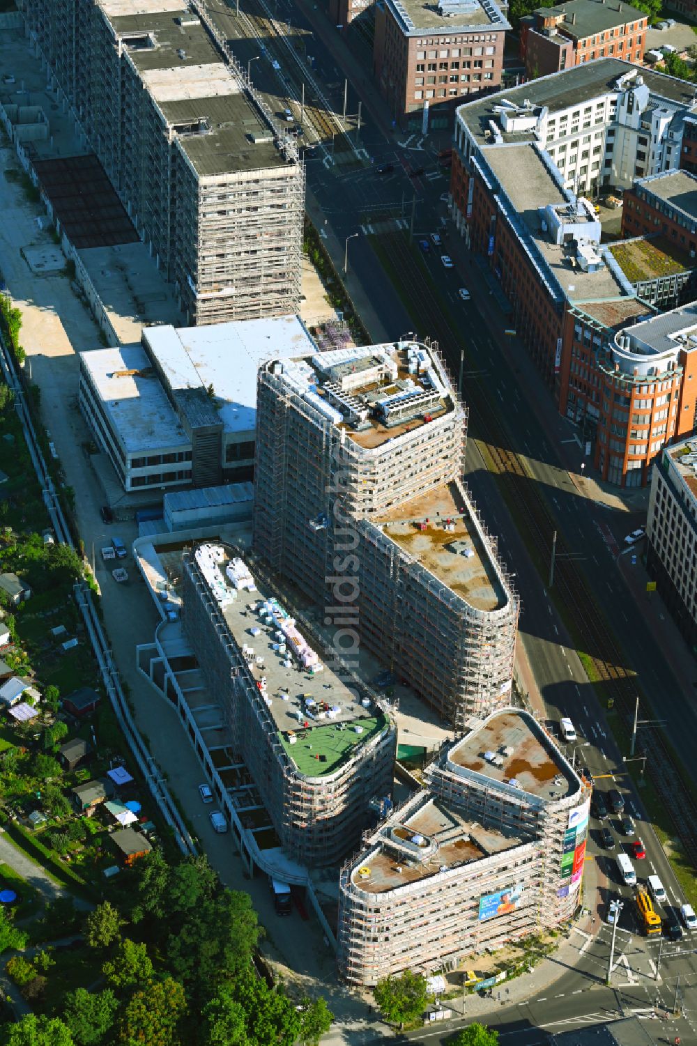 Leipzig von oben - Neubau einer Mehrfamilienhaus-Wohnanlage an der Prager Straße Ecke Johannisallee in Leipzig im Bundesland Sachsen, Deutschland