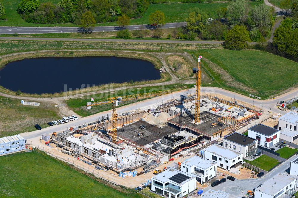 Wolfsburg von oben - Neubau einer Mehrfamilienhaus-Wohnanlage An den Rohwiesen in Wolfsburg im Bundesland Niedersachsen, Deutschland