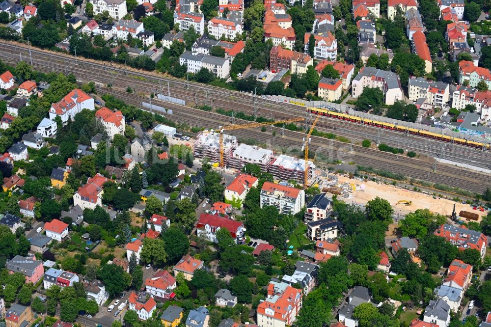 Luftaufnahme Berlin - Neubau einer Mehrfamilienhaus-Wohnanlage Wandlitzstraße Kaisergärten im Ortsteil Karlshorst in Berlin, Deutschland