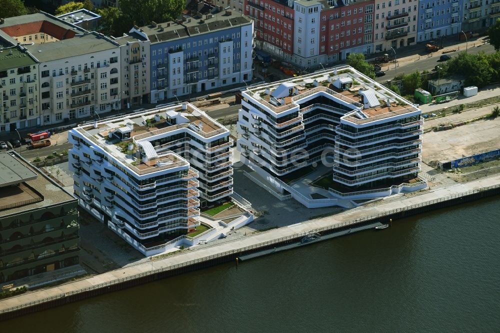 Berlin aus der Vogelperspektive: Neubau einer Mehrfamilienhaus-Wohnanlage WAVE WATERSIDE LIVING BERLIN im Ortsteil Friedrichshain in Berlin, Deutschland