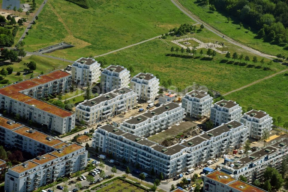 Berlin aus der Vogelperspektive: Neubau einer Mehrfamilienhaus-Wohnanlage zwischen Hasenholzer Allee, Spitzmühler Straße und dem Wiesenpark im Ortsteil Marzahn in Berlin