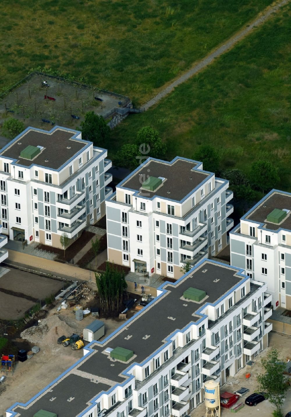 Berlin von oben - Neubau einer Mehrfamilienhaus-Wohnanlage zwischen Hasenholzer Allee und dem Wiesenpark im Ortsteil Marzahn in Berlin