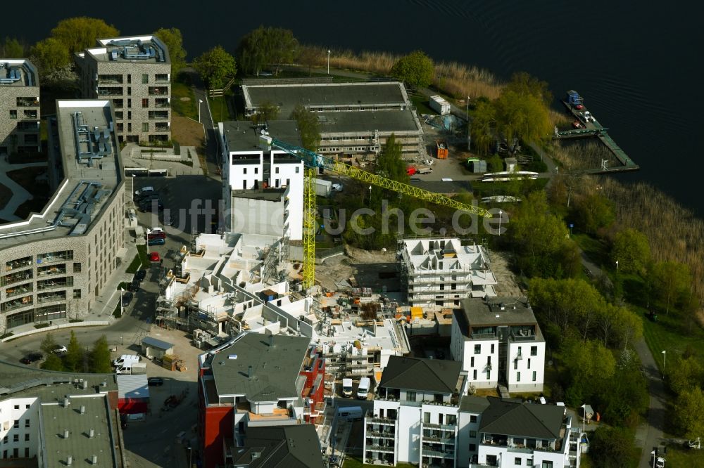 Rostock aus der Vogelperspektive: Neubau eines Mehrfamilienwohnhauses Utkiek auf der Holzhalbinsel in Rostock im Bundesland Mecklenburg-Vorpommern, Deutschland