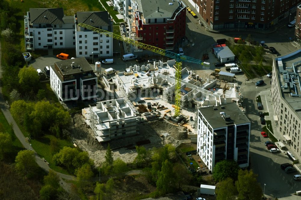 Rostock von oben - Neubau eines Mehrfamilienwohnhauses Utkiek auf der Holzhalbinsel in Rostock im Bundesland Mecklenburg-Vorpommern, Deutschland