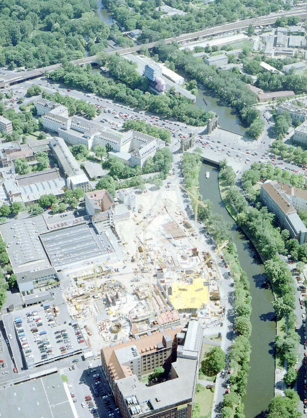 Luftaufnahme Berlin - Charlottenburg - Neubau der MERCEDES-Niederlassung Am Salzufer in Berlin-Charlottenburg.