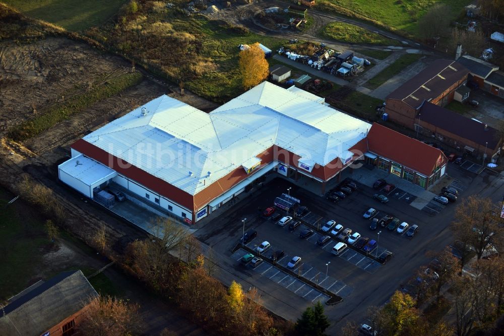 Werneuchen aus der Vogelperspektive: Neubau des Nahversorgungszentrum an der B 158 in Werneuchen im Bundesland Brandenburg