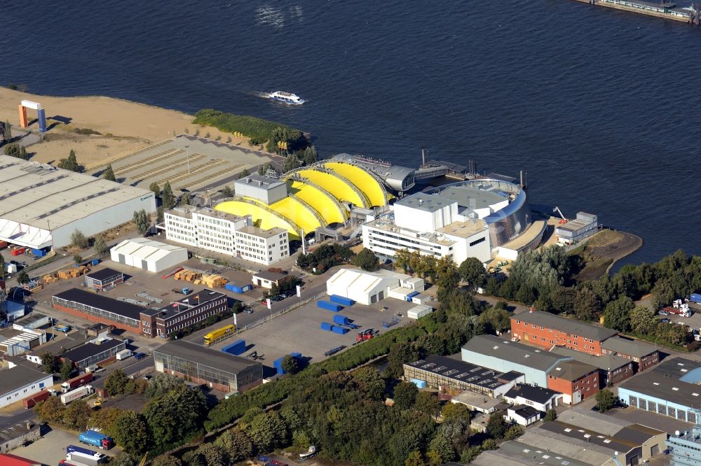 Hamburg von oben - Neubau des neuen Musicaltheater von Stage Entertainment am Ufer der Elbe in Steinwerder in Hamburg