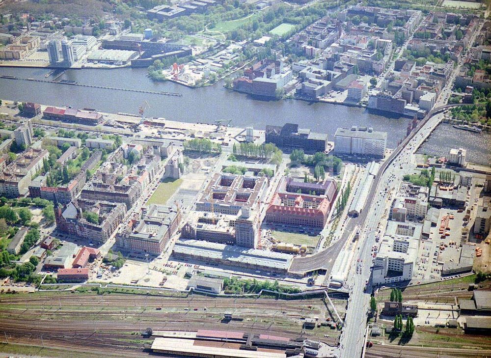 Berlin - Friedrichshain aus der Vogelperspektive: Neubau der Oberbaum-City in Berlin-Friedrichshain.