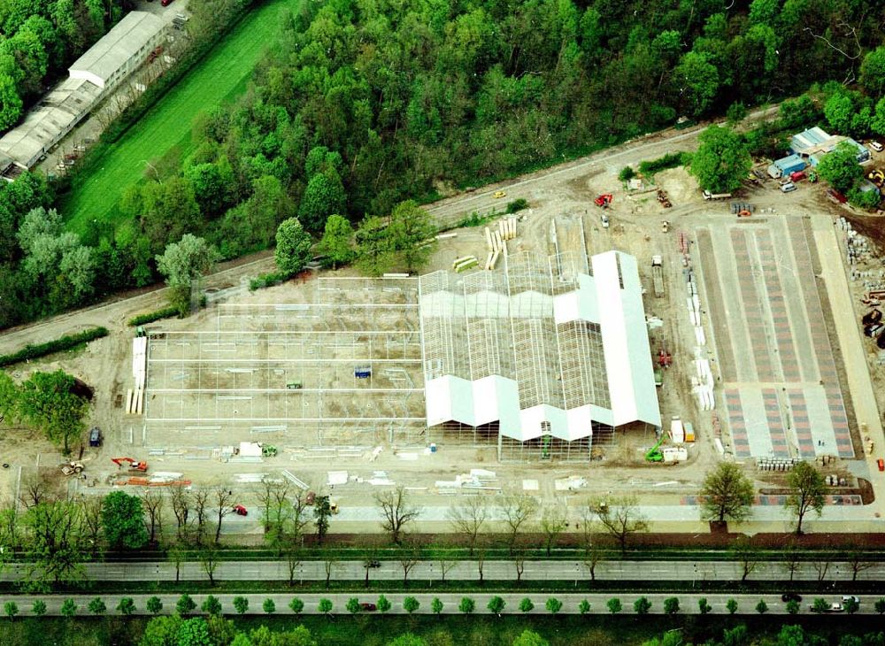 Luftbild Hoppegarten - Neubau des Pflanzen - Kölle - Marktes auf dem Gelände des ehem. DDR-Staatszirkus an der B1 in Hoppegarten - Süd