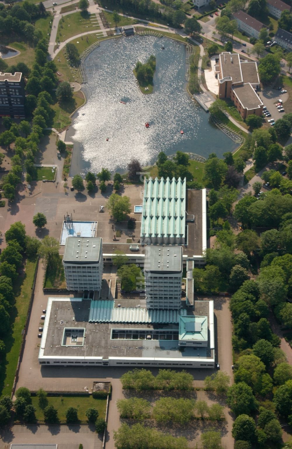 Marl von oben - Neubau Rathaus mit Rathaussee in Marl im Bundesland Nordrhein-Westfalen