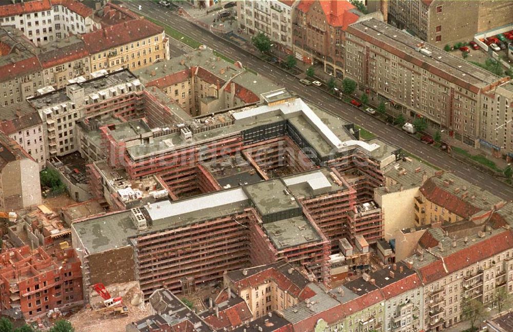 Berlin aus der Vogelperspektive: Neubau des rathauses berlin Friedrichshain and er Frankfurterallee 06.1995