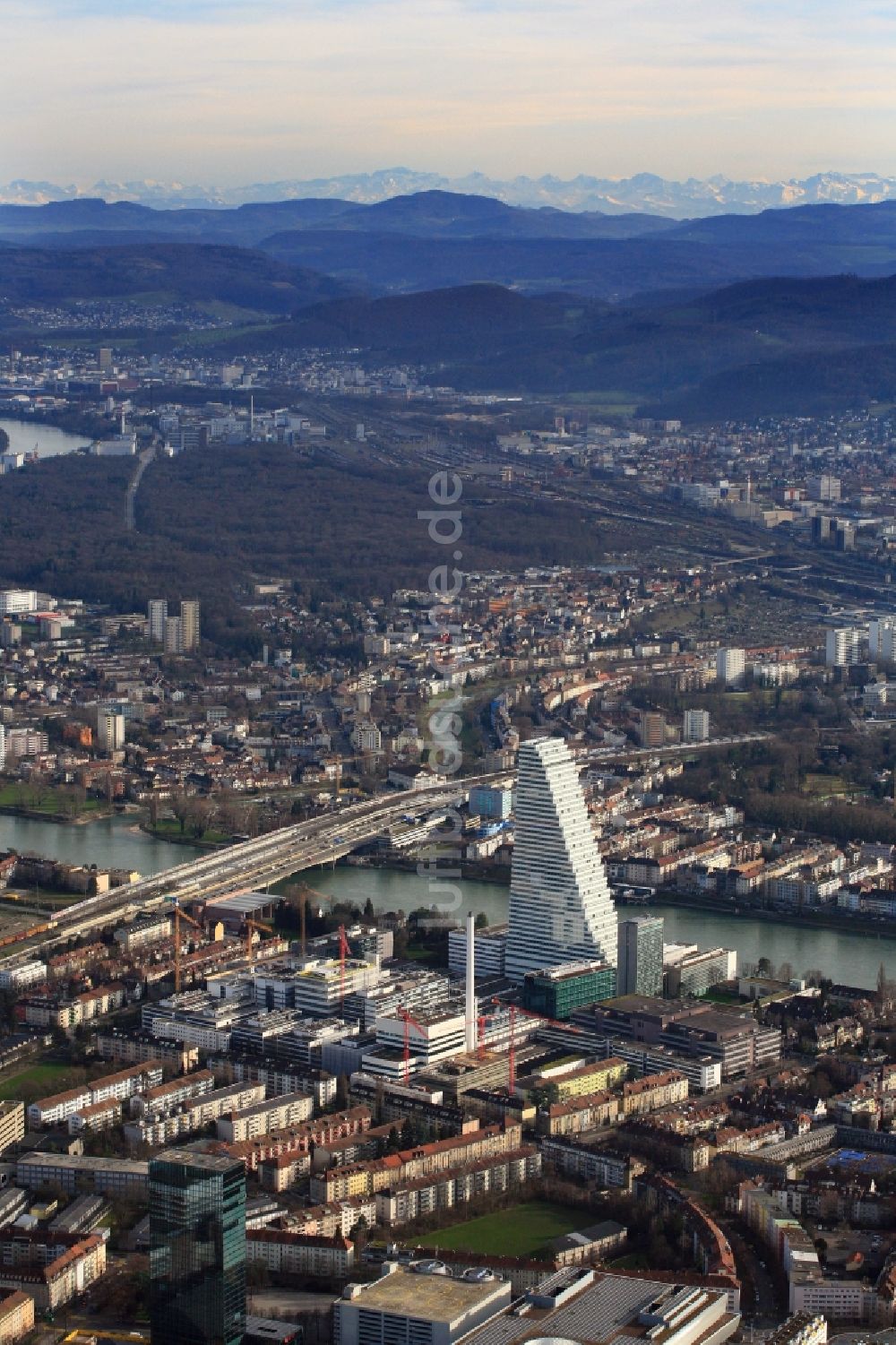 Luftaufnahme Basel - Neubau des Roche-Turm in Basel in Schweiz