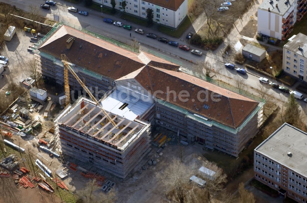 Luftaufnahme Berlin - Neubau am Schulgebäude der Gebrüder-Montgolfier-Gymnasium am Ellernweg im Ortsteil Schöneweide in Berlin, Deutschland