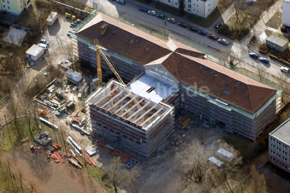 Berlin von oben - Neubau am Schulgebäude der Gebrüder-Montgolfier-Gymnasium am Ellernweg im Ortsteil Schöneweide in Berlin, Deutschland