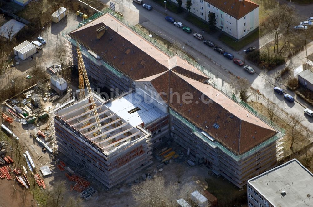 Berlin aus der Vogelperspektive: Neubau am Schulgebäude der Gebrüder-Montgolfier-Gymnasium am Ellernweg im Ortsteil Schöneweide in Berlin, Deutschland