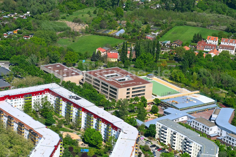 Luftaufnahme Berlin - Neubau des Schulgebäudes Sekundarschule Wartiner Straße im Ortsteil Neu-Hohenschönhausen in Berlin, Deutschland