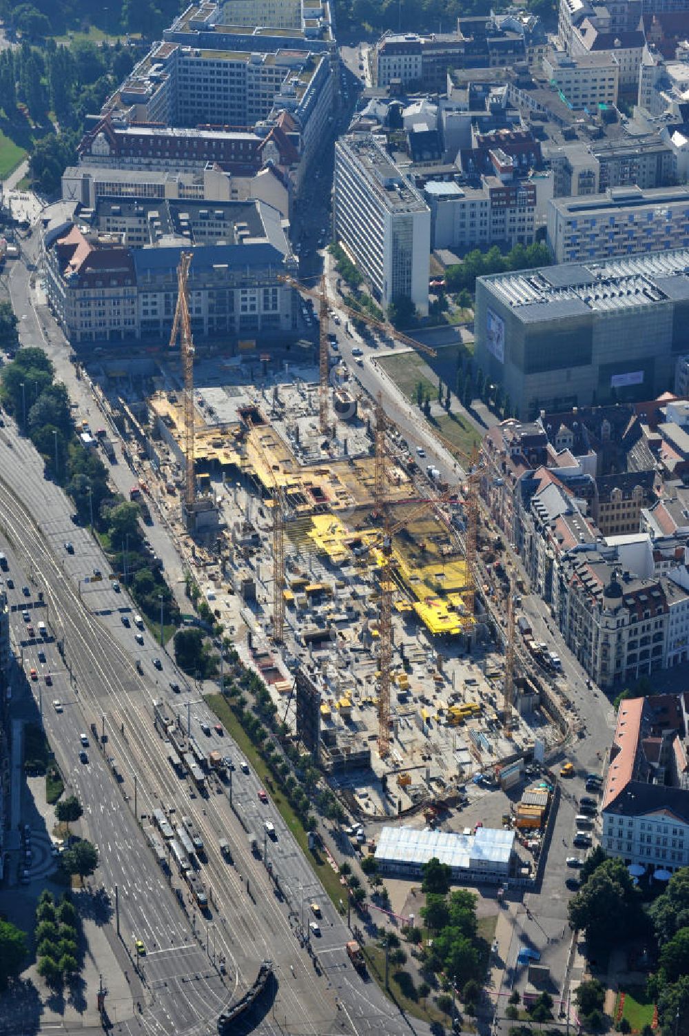 Leipzig aus der Vogelperspektive: Neubau des Shoppingcenters Höfe am Brühl am Richard-Wagner-Platz in Leipzig