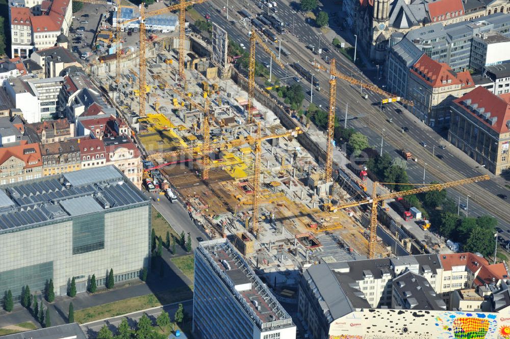 Leipzig aus der Vogelperspektive: Neubau des Shoppingcenters Höfe am Brühl am Richard-Wagner-Platz in Leipzig