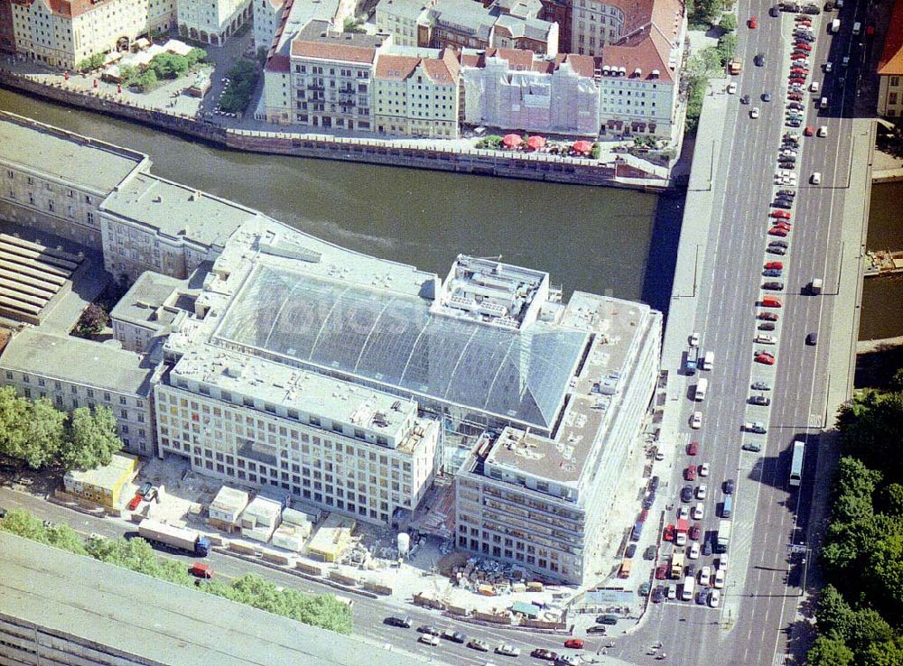 Luftbild Berlin - Neubau des Sitzes des DIHT am Spittelmarkt in Berlin-Mitte.