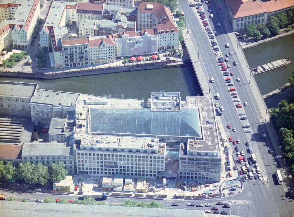 Luftaufnahme Berlin - Neubau des Sitzes des DIHT am Spittelmarkt in Berlin-Mitte.