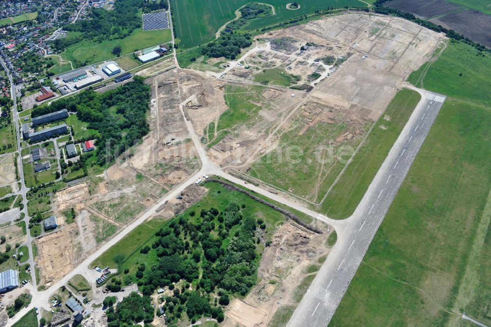 Tutow aus der Vogelperspektive: Neubau des Solarenergiepark am Flugplatz Tutow in Mecklenburg - Vorpommern