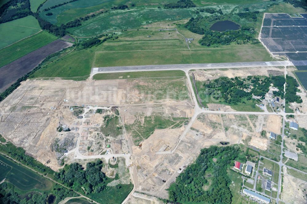 Luftaufnahme Tutow - Neubau des Solarenergiepark am Flugplatz Tutow in Mecklenburg - Vorpommern