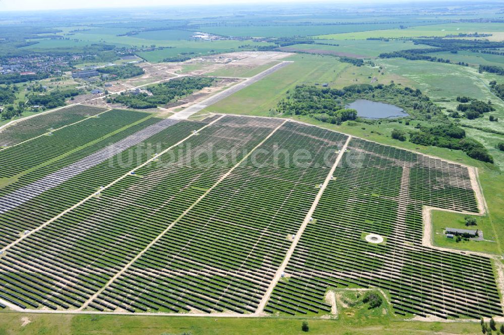 Luftaufnahme Tutow - Neubau des Solarenergiepark am Flugplatz Tutow in Mecklenburg - Vorpommern