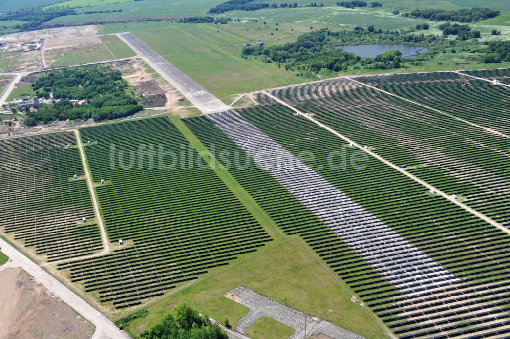 Luftbild Tutow - Neubau des Solarenergiepark am Flugplatz Tutow in Mecklenburg - Vorpommern