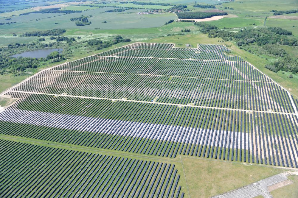 Tutow von oben - Neubau des Solarenergiepark am Flugplatz Tutow in Mecklenburg - Vorpommern